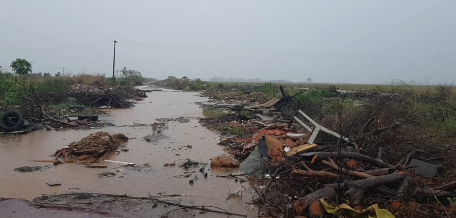 Avenida tem pontos completamente alagados que impossibilitam o tráfego de veículos e pessoas - Foto: Gerson Wassouf