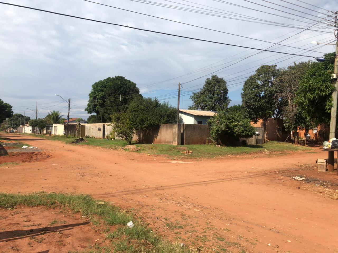 As ruas de terra dificultam o trânsito e os residentes do bairro tem pouco acesso à área central da cidade - Foto: Gerson Wassouf