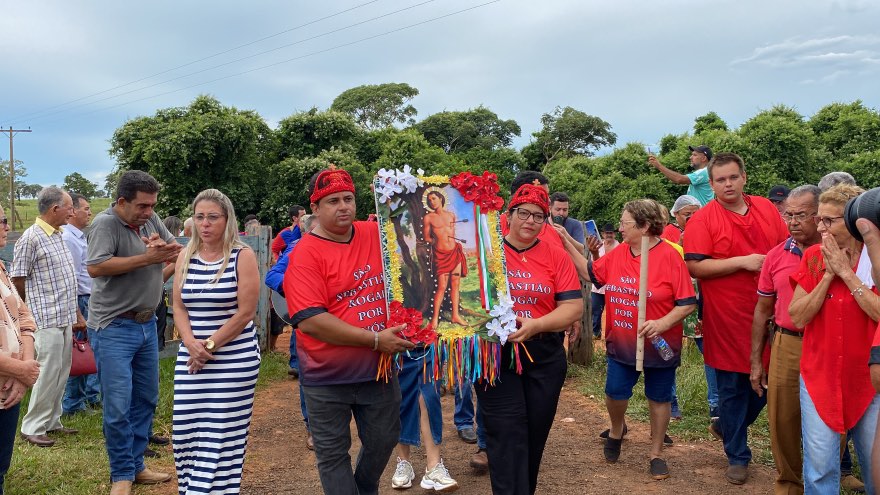 Festeiros de São Sebastião em 2024 Cidinha e Rogério recebendo a bandeira