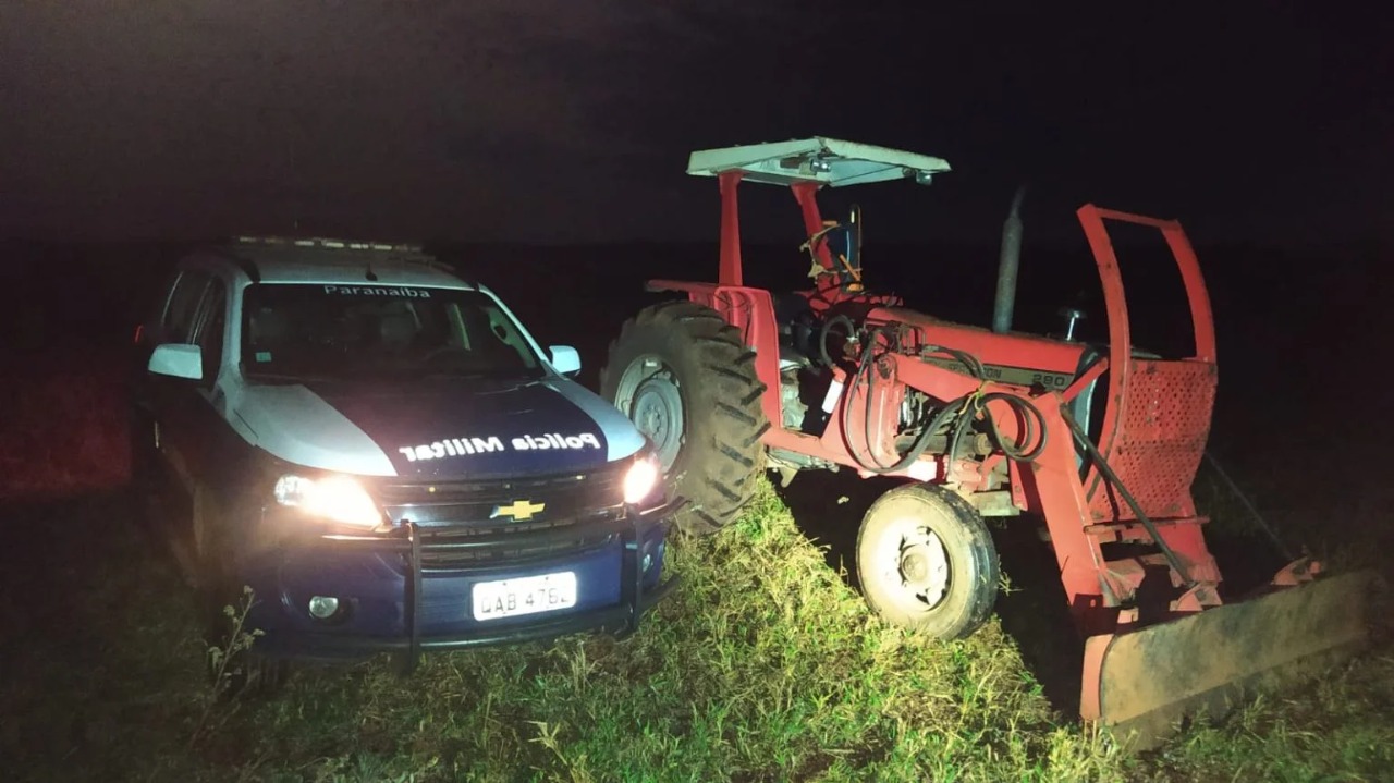 O trator estava escondido em meio a uma vegetação de mata fechada - Divulgação/PMMS