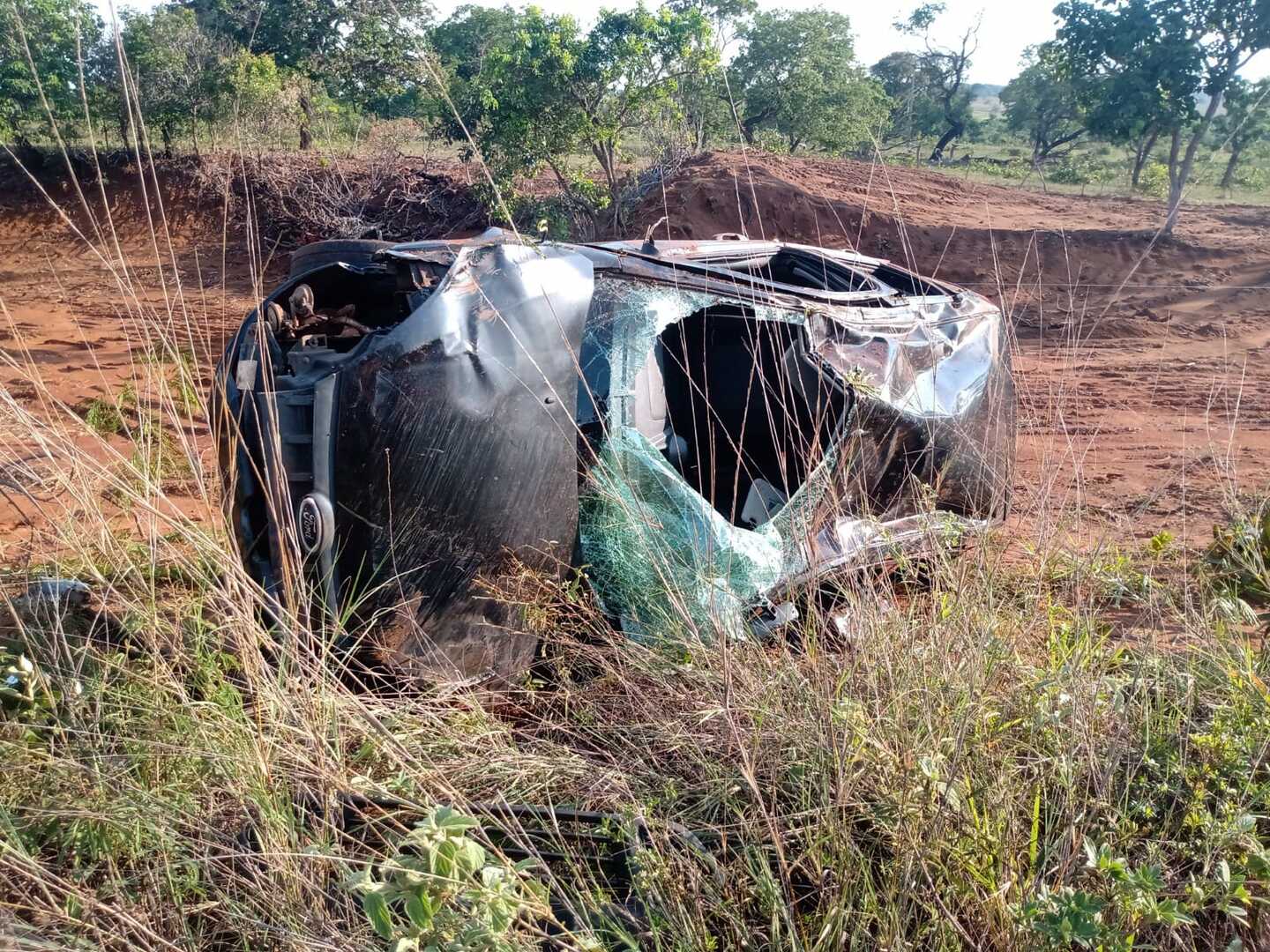 O veículo Ford Fiesta ficou totalmente danificado no acidente - Corpo de BombeirosParanaíba