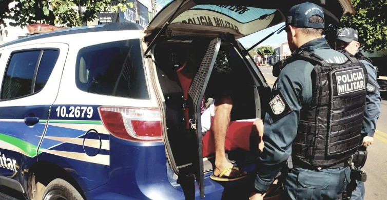 Foto do momento em que o suspeito deixa a viatura - Divulgação/ Polícia Militar