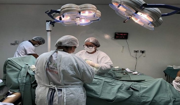 Equipe médica durante procedimento cirúrigico no Hospital Regional em Campo Grande - Foto: Reprodução Governo de MS Equipe médica durante procedimento cirúrigico no Hospital Regional em Campo Grande - Foto: Reprodução Governo de MS