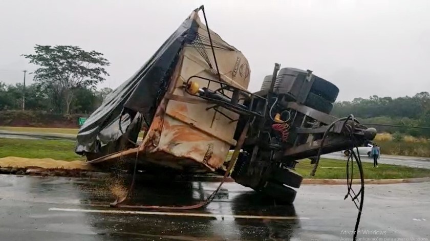 Antes da liberação da via, a carreta foi descarregada e a pista limpa - Imagens/PRF