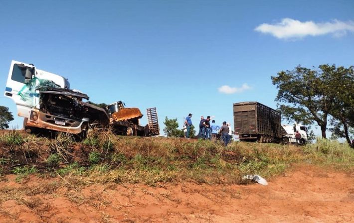 Colisão entre dois caminhões deixou uma vítima presa nas ferragens e um morto na BR 262 - Divulgação/FatosRegionais