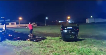 O carro ficou com as rodas para cima - Divulgação