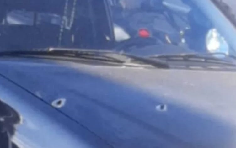 Carro da vítima foi atingido por vários disparos de arma de fogo - Foto: Divulgação