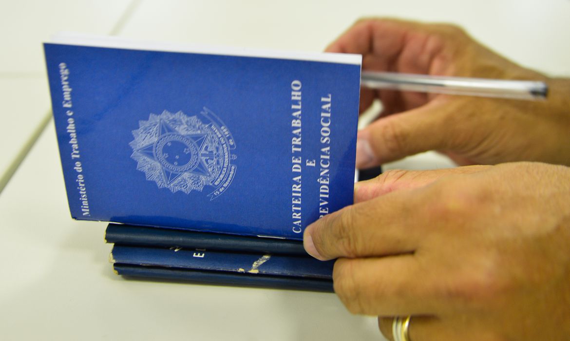 Vagas mais ocupadas pelos jovens no país são vendedores por telefone e vendedores - Foto: Marcello Casal Jr/ Agência Brasil