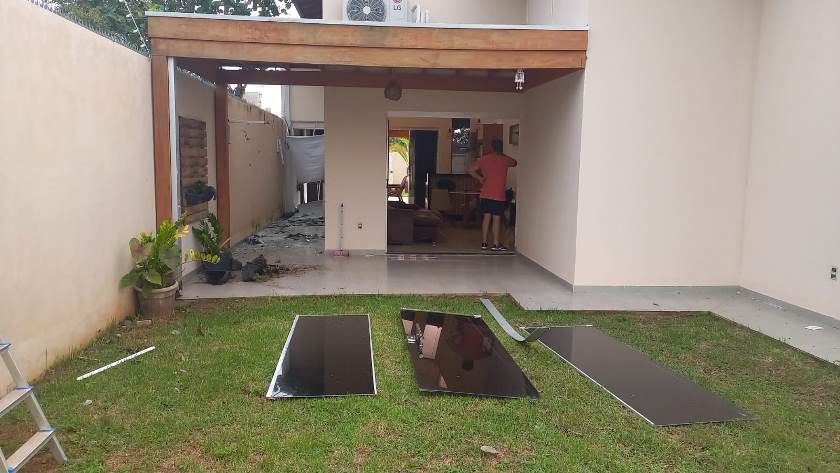 Moradores do bairro Jardim Dourados estão desesperados com a situação, que ocorreu na madrugada desta quarta-feira (8). - Ana Cristina Santos/JPNEWS