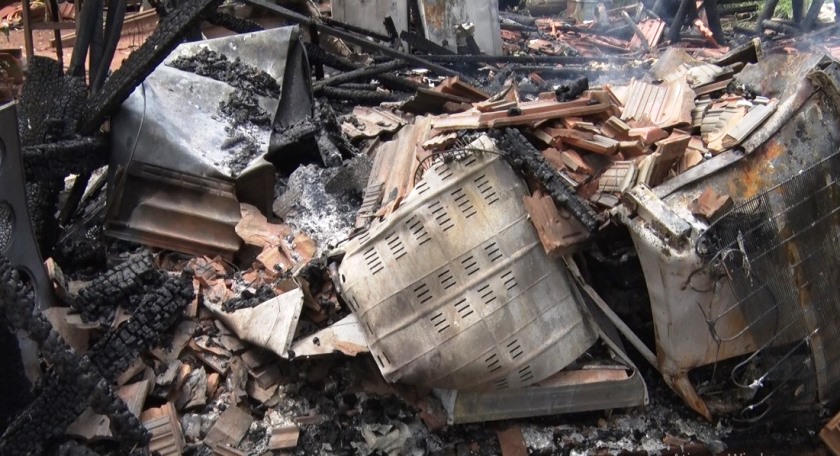 A casa foi destruída por um incêndio após um raio cair, no final da tarde de terça-feira (28), no Cinturão Verde, durante um temporal, em Três Lagoas. - Foto: Reprodução/TVC