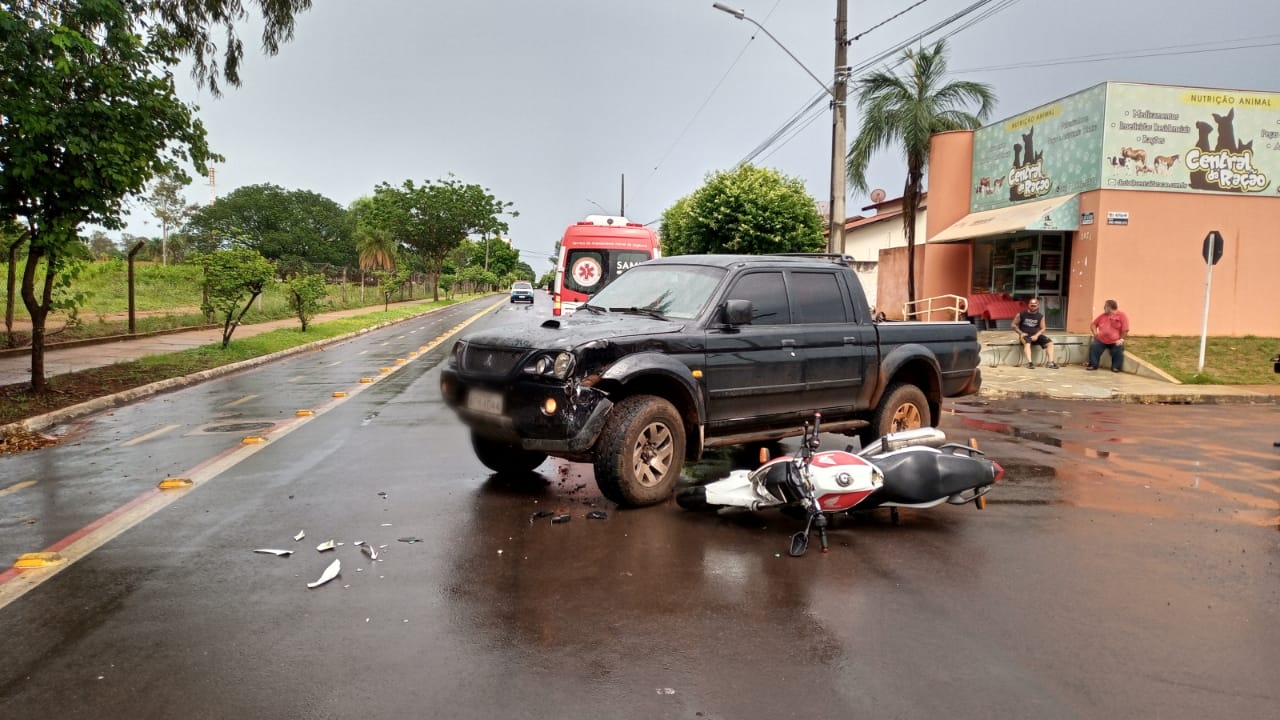 Casal em moto fica ferido após pick-up atravessar frente de motocicleta - Alfredo Neto/JPNews