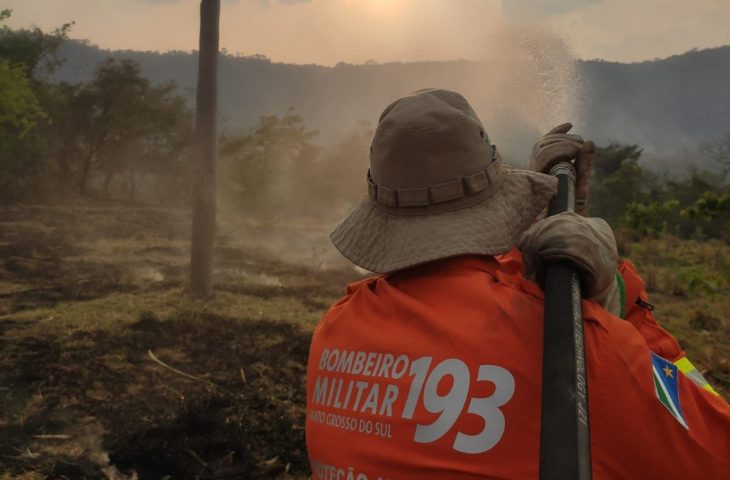 Na última semana três aeronaves apoiavam os trabalhos de combate às chamas - Foto:Divulgação/Corpo de Bombeiros