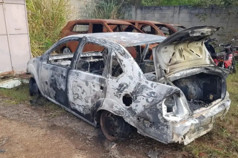 O carro foi encontrado no bairro Nova Campo Grande, com dois corpos carbonizados dentro do porta malas - Foto:Divulgação/Polícia Civil