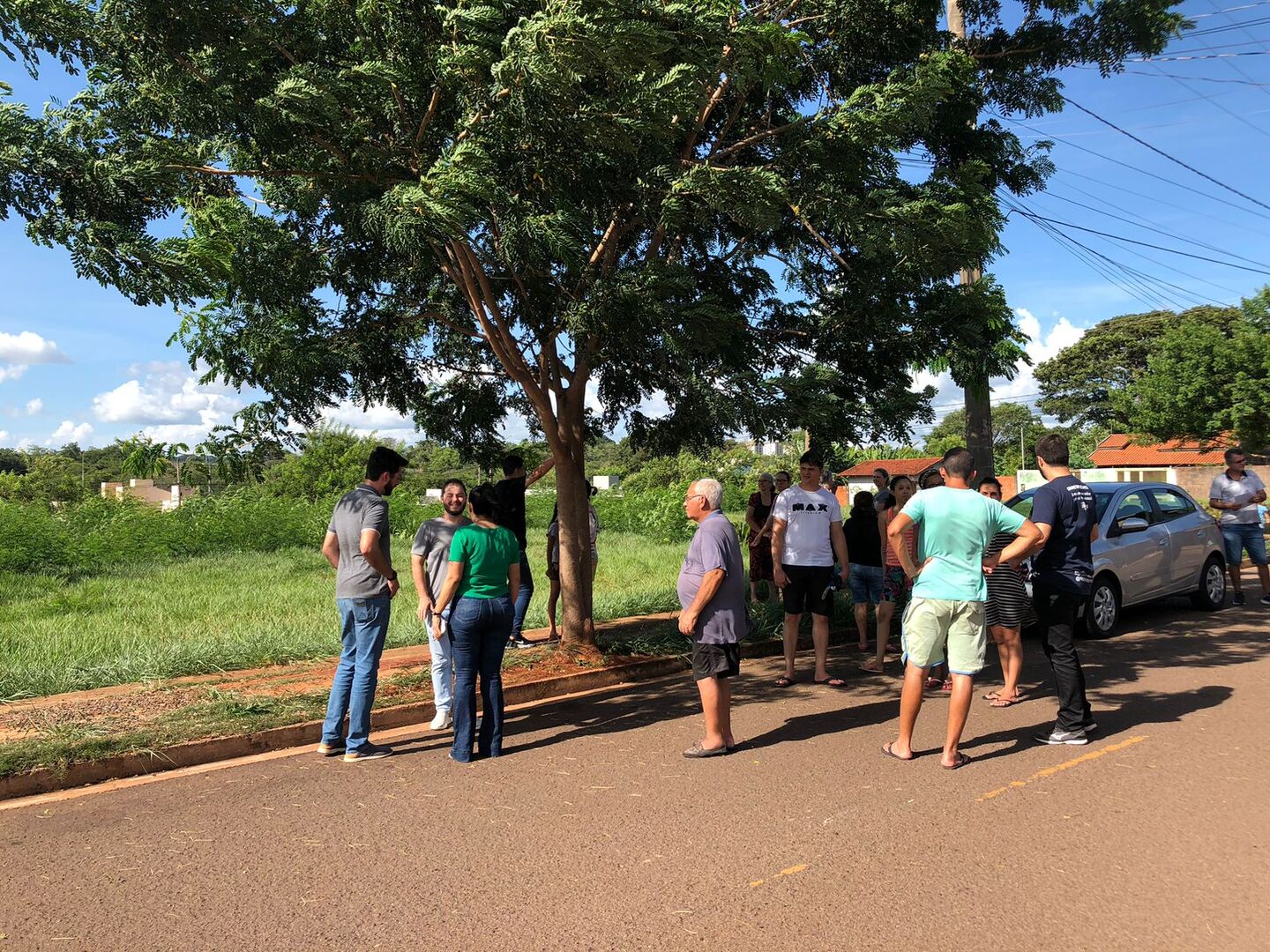 Moradores se reúnem na área para protestar