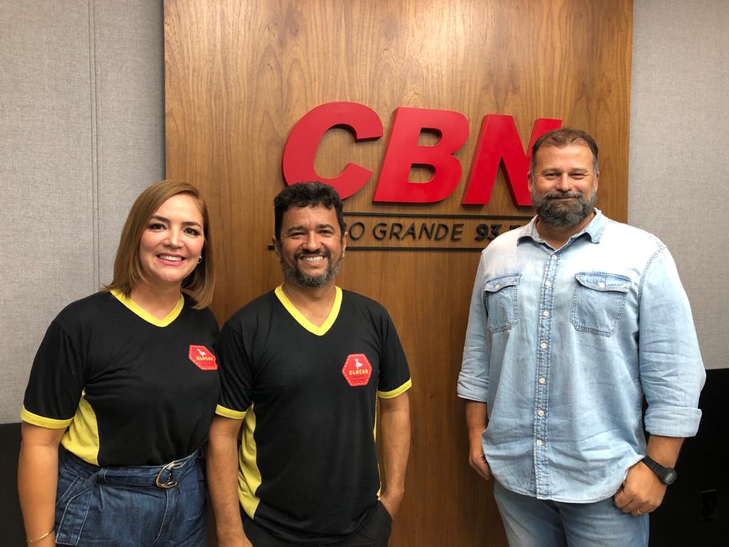 Paulo Cruz recebe o casal Aldevan e Cláudia, proprietários da oficina Elacar. - Foto: Loraine França