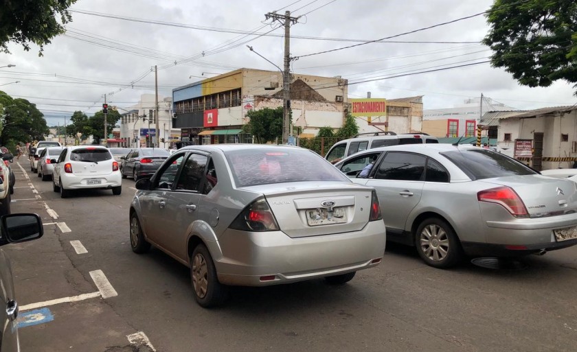 Em maio, devem quitar o licenciamento proprietários de veículos com placas final 1 e 2. - Foto: Isabelly Melo