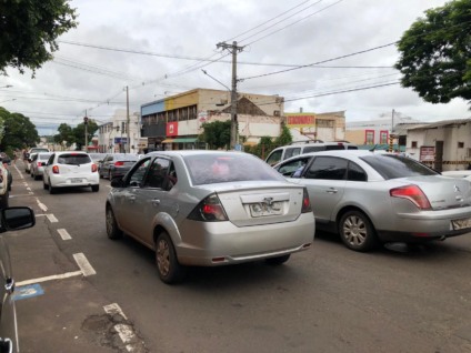 Além de multa no valor de R$293,47 e sete pontos na CNH, veículo pode ser apreendido caso não esteja com documentação em dia. - Foto: Isabelly Melo