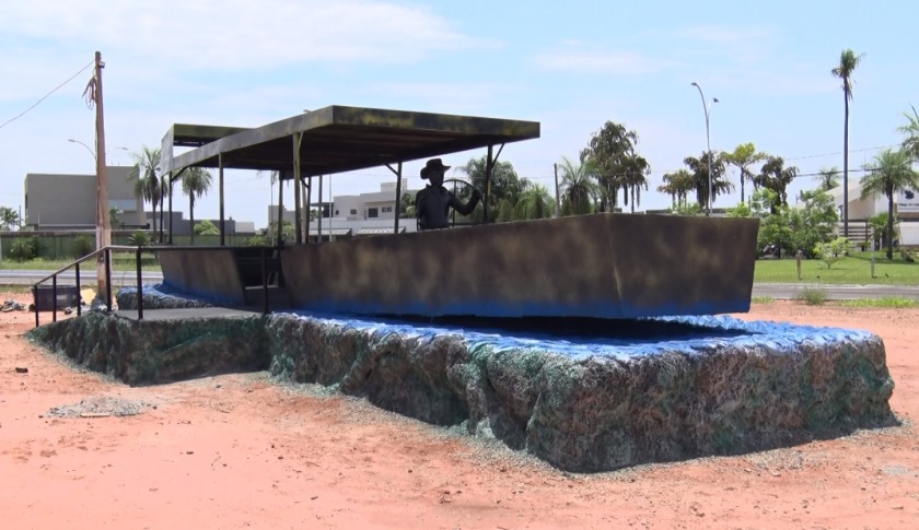 Escultura que representa uma chalana foi construída na avenida Jamil Jorge Salomão. - Foto: Reprodução/TVC