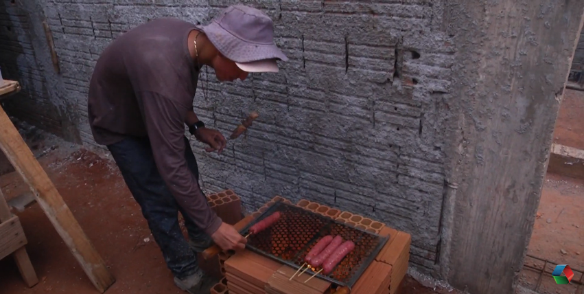 O churrasco é completo, com carne, linguiça, refrigerante, cerveja, tudo na conta do Grupo RCN. - Reprodução/TVC HD