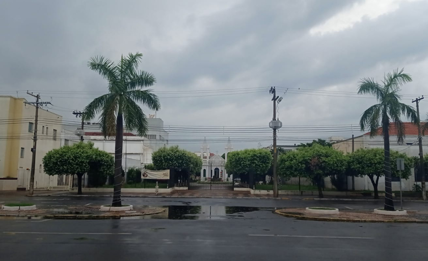 Mesmo com a chuva o calorão não dá trégua, e máxima pode ultrapassar os 33°C - Albert Silva/RCN67