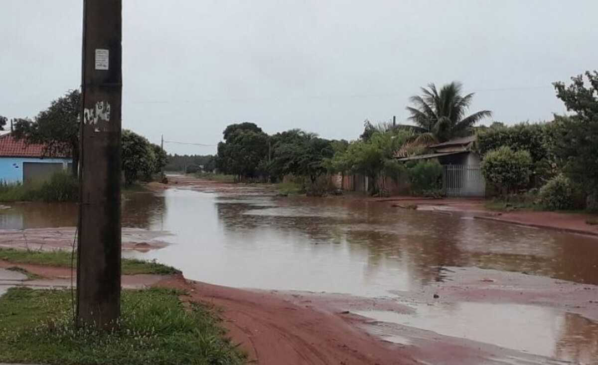 a água acumulada fica no cruzamento entre as ruas Domingos Rímoli com a rua Luiz Correa Silveira. - Arquivo/JPNews