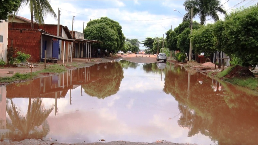 Véspera de ano novo é marcada por ruas e casas alagadas em Três Lagoas