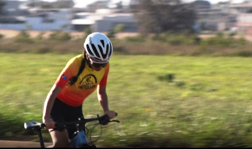 A Maria Angélica, de 22 anos, é a mais jovem promessa três-lagoense no mountain bike - Reprodução/TVC HD