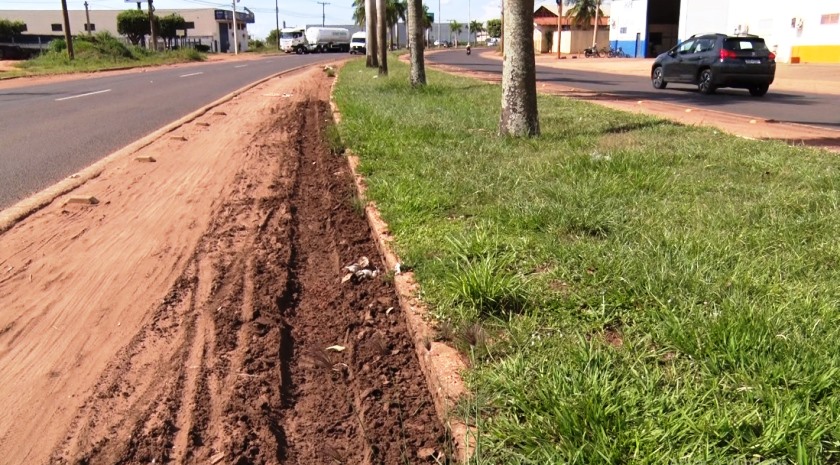 Devidos as ruas paralelas não serem pavimentadas, avenida sofre com acúmulo de terra. - Reprodução/TVC