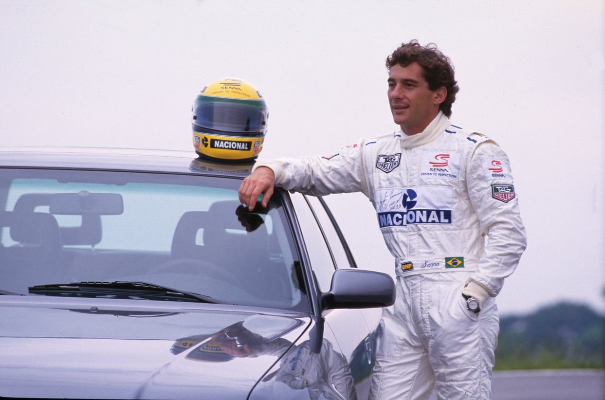 Ayrton Senna com o lendário macacão branco - Foto: Claudio Laranjeira