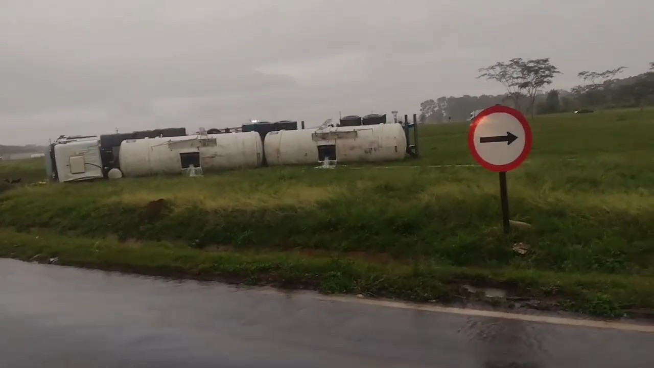 Carreta carregada com óleo diesel tomba em rotatória da Marechal Rondon - Enviada por internauta