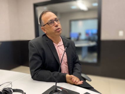 Cristiano de Sales, proprietário da Pense Click, nos estúdios da Rádio CBN Campo Grande - Foto: Glória Maria/ CBN