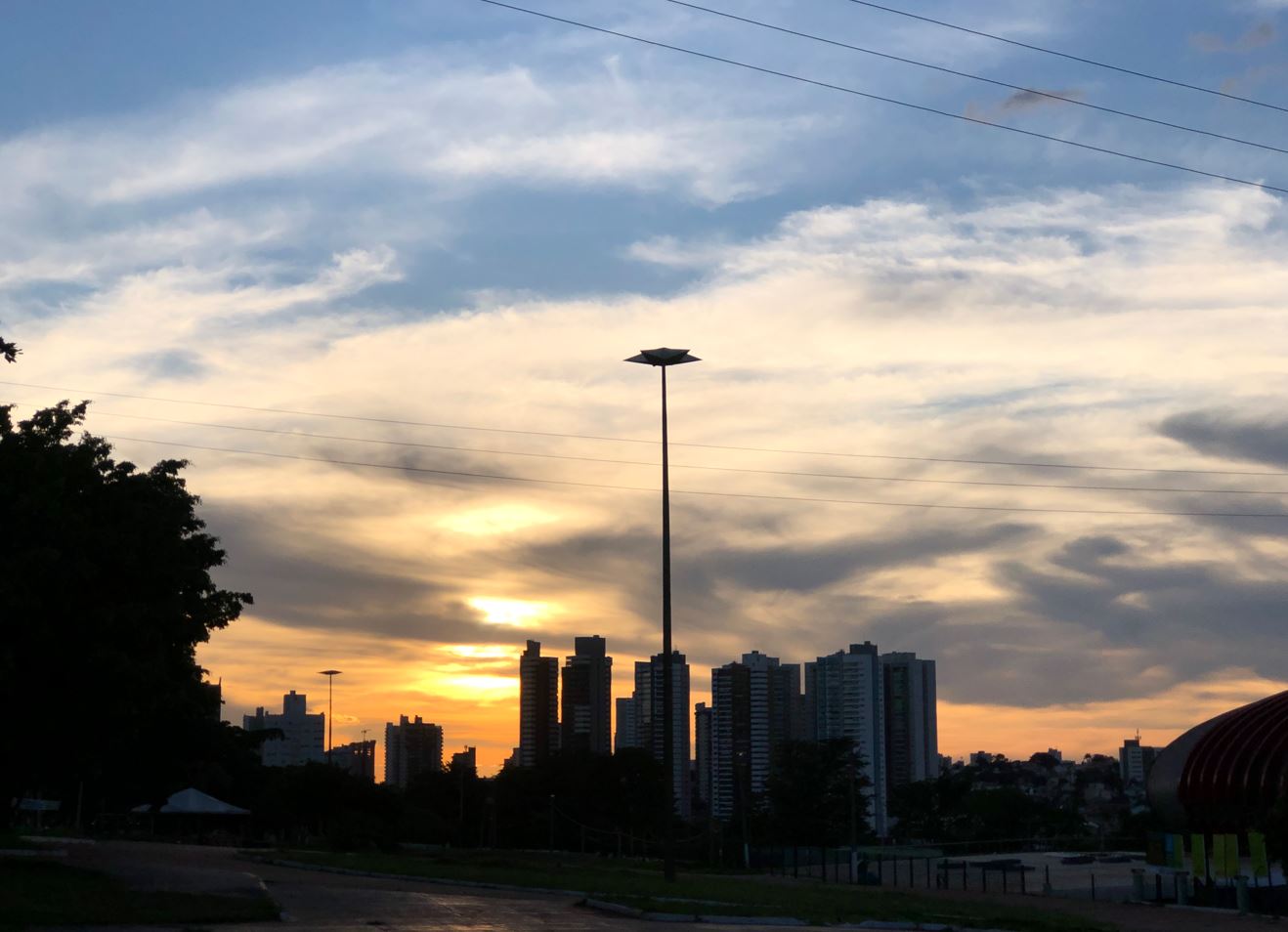 Com previsão de poucas nuvens, o sol aparece mais ao longo da tarde para esquentar o clima - Foto: Isabelly Melo/CBN CG