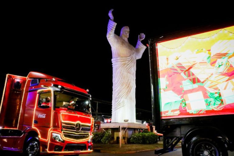 Serão cinco caminhões iluminados, que percorrerão ruas e avenidas da cidade, a partir das 19h30. - Divulgação/Assessoria