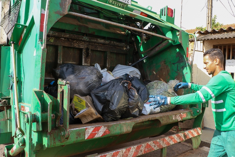 Os caminhões saem do galpão às 5h, para que a coleta de lixo possa ser finalizada mais cedo pensando no bem-estar dos coletares e garis. - Divulgação/Prefeitura de Três Lagoas