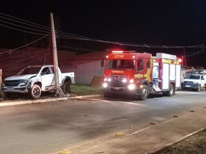 Por conta do risco de descarga elétrica, mãe e filho aguardaram Corpo de Bombeiros para serem removidos do veículo - Reprodução/Redes Sociais