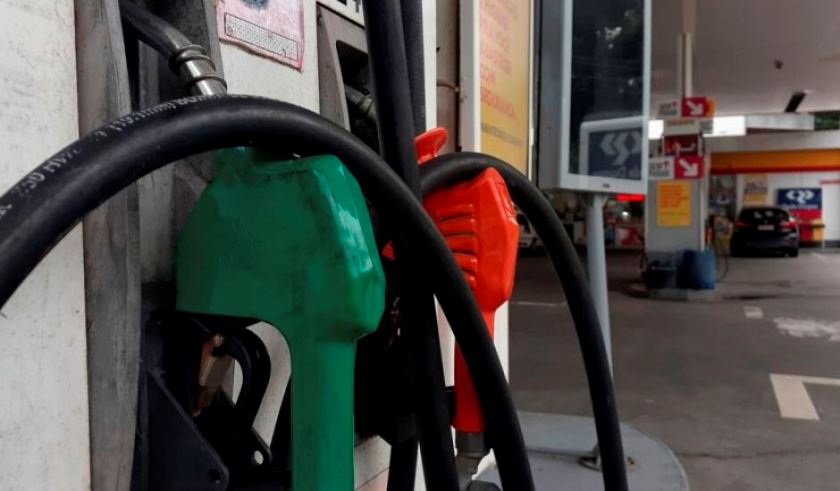 A gasolina comum sofre uma variação de preço entre R$ 5,68 e R$ 6,79. - Arquivo/JPNews