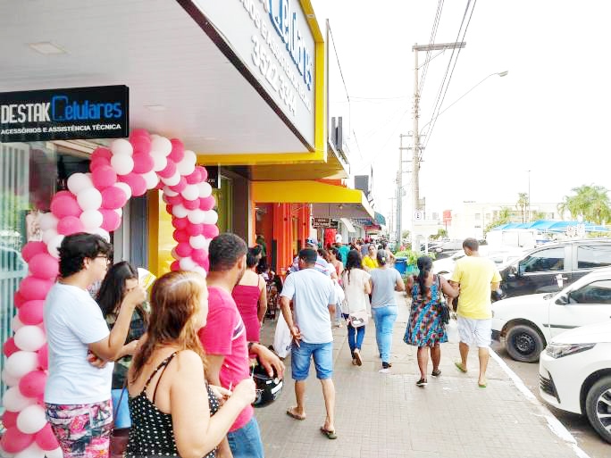 Lojas ficarão abertas até mais tarde para melhor atender os consumidores. - Foto: Arquivo/JPNews