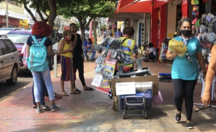 Foram pesquisados preços de relógios,  smartphones,  perfumes e  flores em  diversos estabelecimentos da cidade - Isabelly Mello