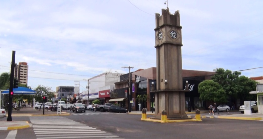 Comércio volta a funcionar nesta terça-feira a partir do meio dia