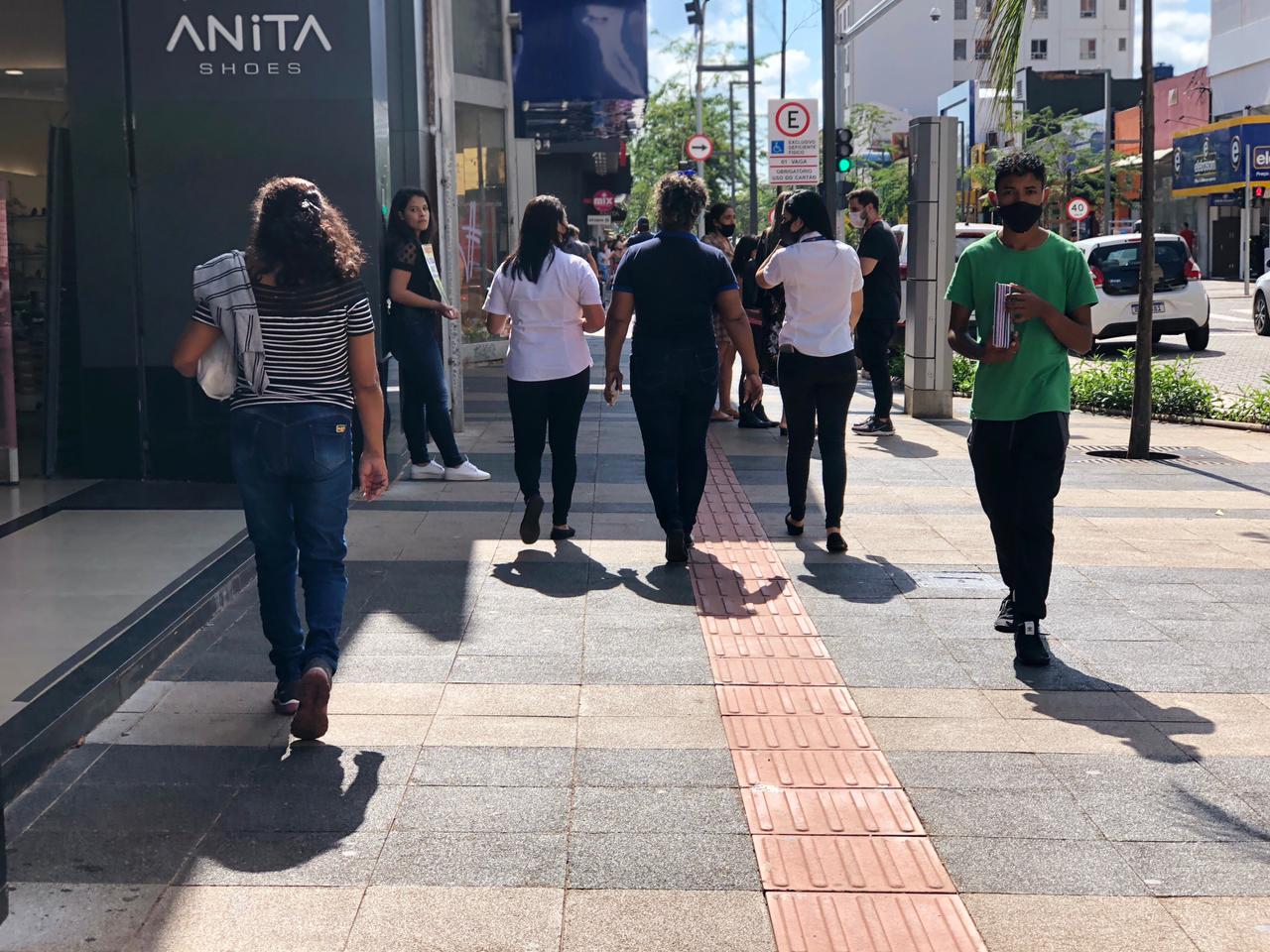 Comércio da área central funciona até a 18 horas - Isabelly Melo