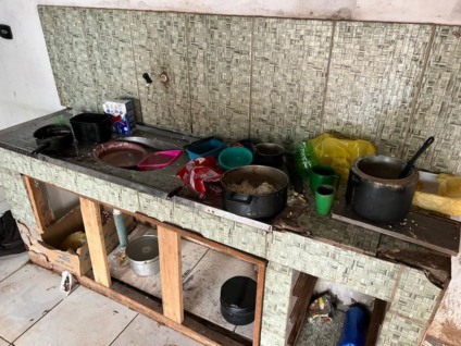 Cozinha e outros cômodos da casa estavam bastante sujos - Foto: Divulgação MPT-MS