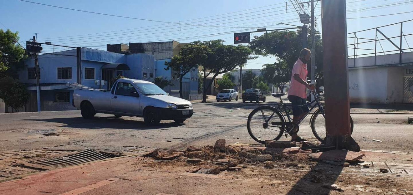 Acidente ocorreu entre caminhonete e carro de passeio. - Foto: Rodolfo César