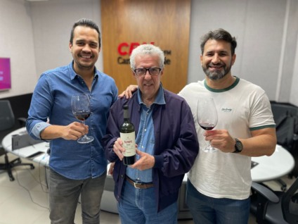 Diogo Wendling recebeu o representante da bodega que produz, aproximadamente, 84 milhões de litros por ano - Foto: CBN Campo Grande