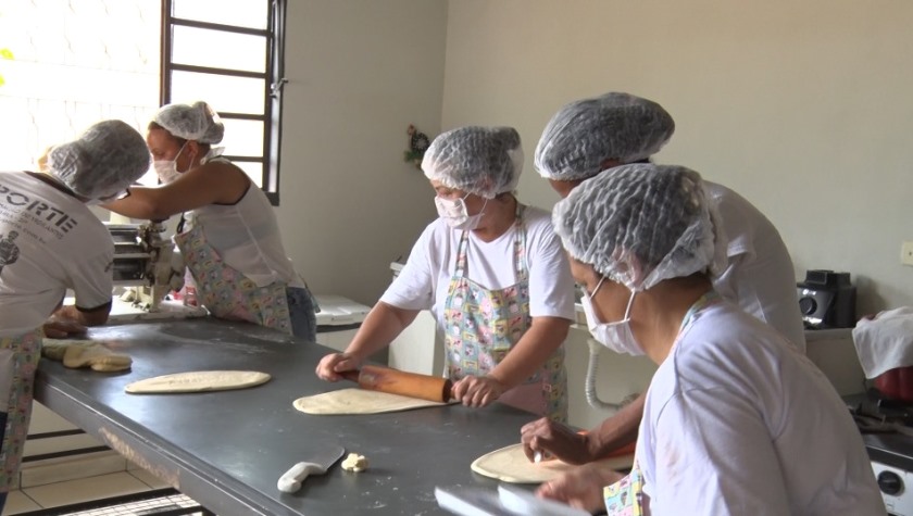 Projeto nasceu em maio deste ano e ajuda nove mães de família - Reprodução/TVC