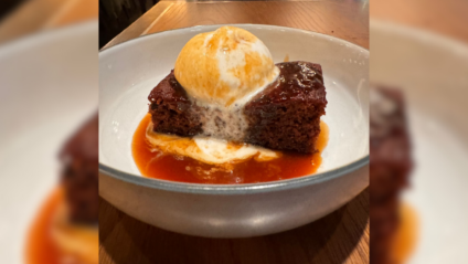 O nome refere-se ao molho "pegajoso" (sticky) de açúcar caramelizado com manteiga e "toffee" diz normalmente respeito a caramelo de leite, que está em parte na massa do pudim - Foto:Chef Paulo Machado/CBN-Campo Grande O nome refere-se ao molho "pegajoso" (sticky) de açúcar caramelizado com manteiga e "toffee" diz normalmente respeito a caramelo de leite, que está em parte na massa do pudim - Foto:Chef Paulo Machado/CBN-Campo Grande