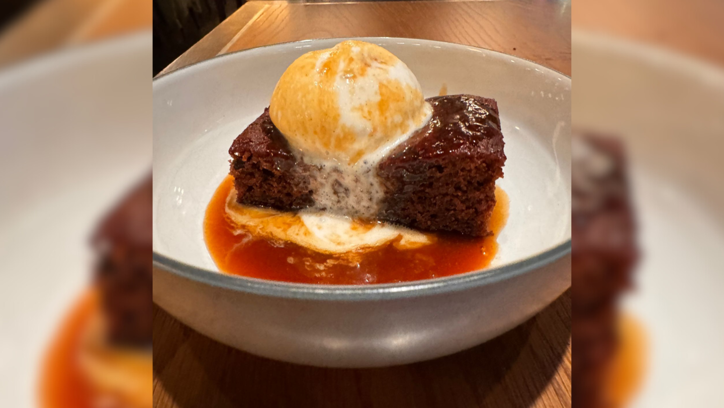 O nome refere-se ao molho "pegajoso" (sticky) de açúcar caramelizado com manteiga e "toffee" diz normalmente respeito a caramelo de leite, que está em parte na massa do pudim - Foto:Chef Paulo Machado/CBN-Campo Grande