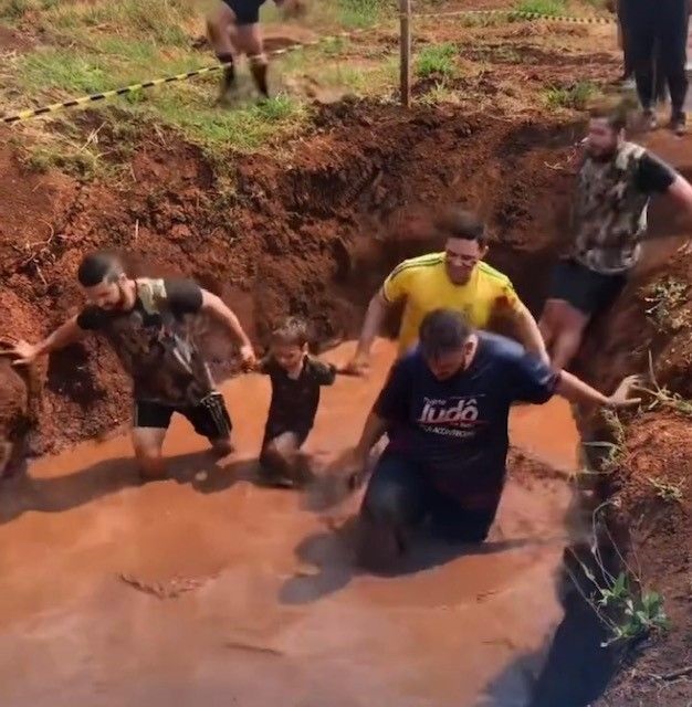 Participantes em um dos obstáculos - Foto: Divulgação