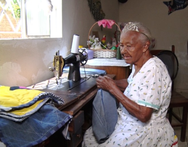 Dona Albina é moradora do bairro Vila Nova, em Três Lagoas. - Reprodução/TVC