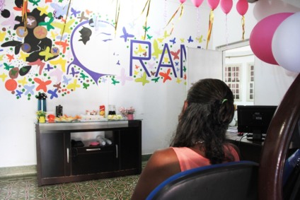 Mulheres em Corumbá pode denunciar violência doméstica com sinal em lojas - Foto: CRAM Mulheres em Corumbá pode denunciar violência doméstica com sinal em lojas - Foto: CRAM