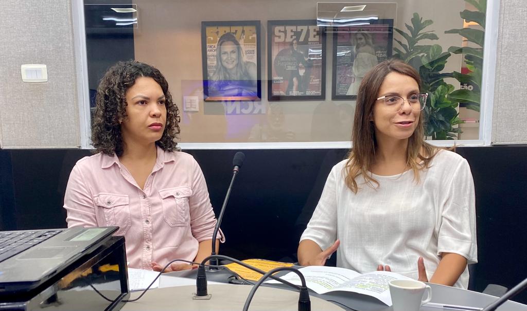 Coordenadora do Cram, Gisele da Silva Nascimento e a psicóloga, Lucivania Soares de Araújo, participaram do RCN Notícias. - Foto: Antônio Luiz/JPNews